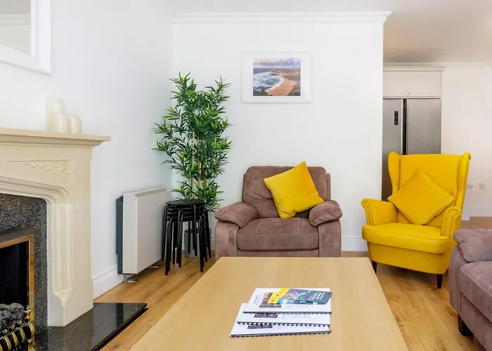 Stylish & Modern 6-Bed City Townhouse W/Parking