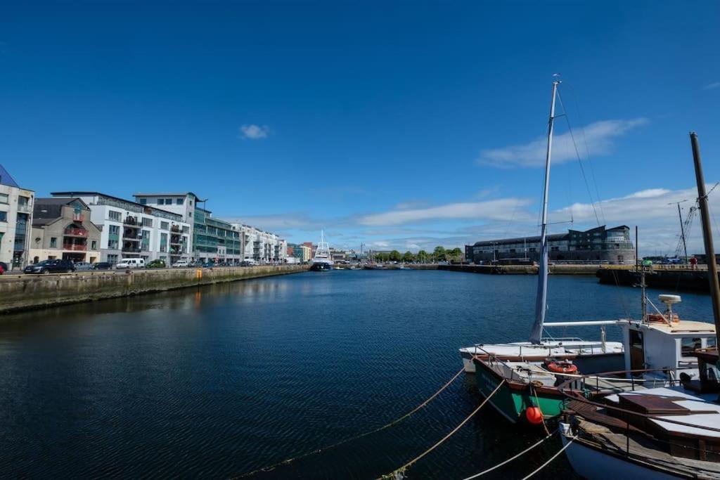 Stylish & Modern 6-bed Townhouse W/parking Apartamento Galway