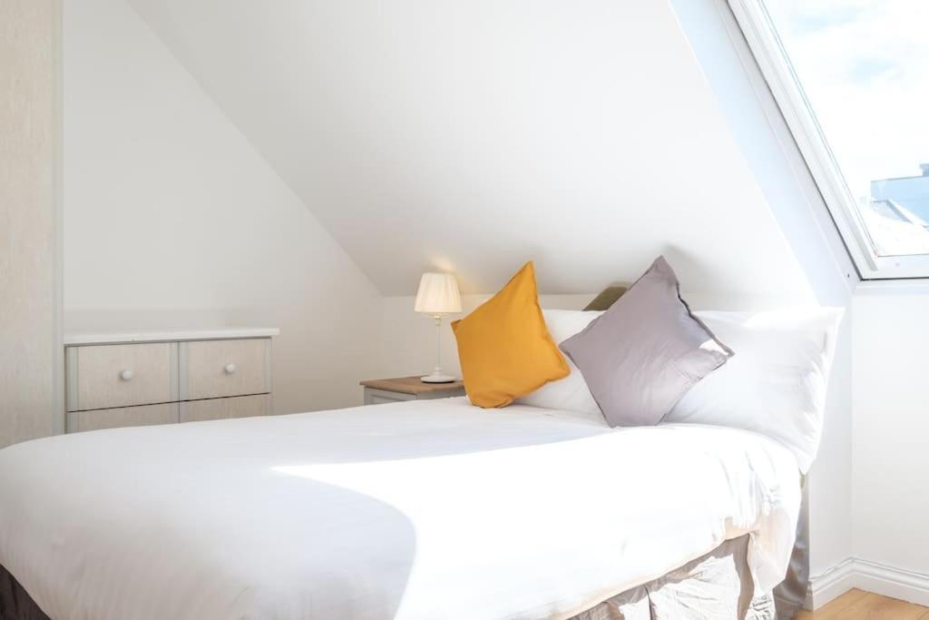Stylish & Modern 6-bed Townhouse W/parking Apartamento